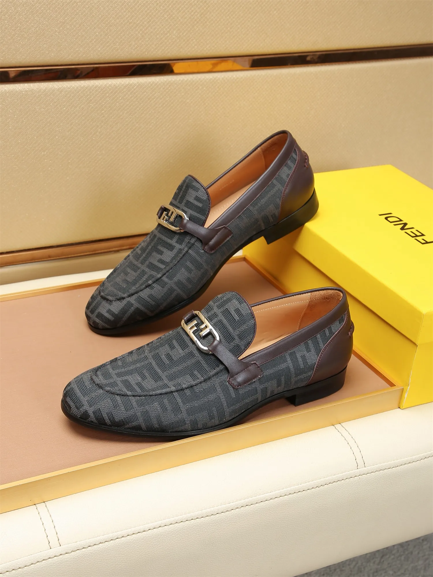 Men's shoes💰460 🕷🕷【FENDI】The latest men's formal leather shoes🇨🇳Classic series not to be missed💯The first layer is made of imported first-layer cowhide☘Original quality, the leather is smooth and delicate🎋Awesome version, perfect streamlined outline🍇Cowhide lining, size 38-44 (customized at 45.46)...